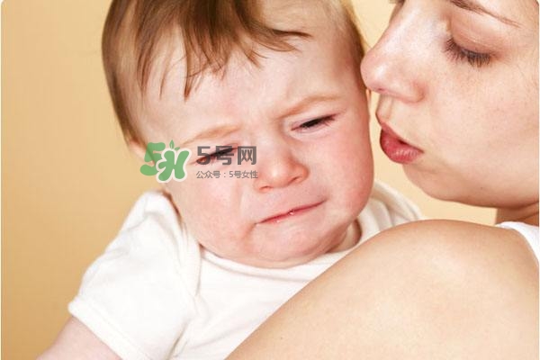 新手爸媽必看，七天教小嬰兒戒夜奶一覺到天亮