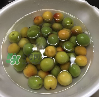 自制青梅酒的做法 青梅酒泡多久可以喝？