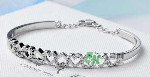 銀手鐲可以帶著洗澡嗎？銀手鐲洗澡能不能帶？