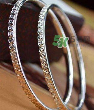 銀手鐲可以帶著洗澡嗎？銀手鐲洗澡能不能帶？