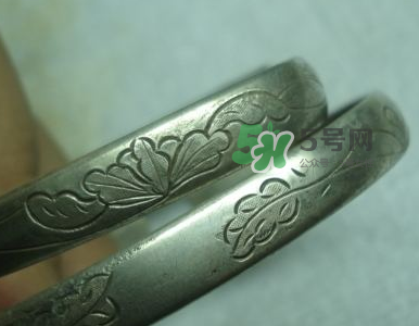 銀手鐲可以帶著洗澡嗎？銀手鐲洗澡能不能帶？