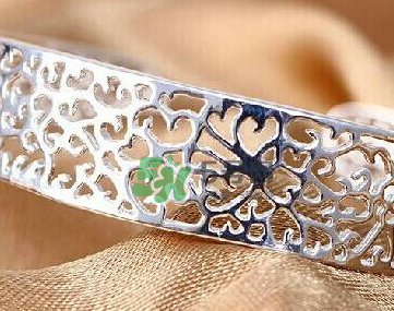 銀手鐲可以帶著洗澡嗎？銀手鐲洗澡能不能帶？