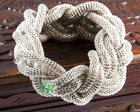 銀手鐲帶哪只手好？銀手鐲女性戴哪只手？