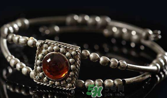 銀手鐲帶哪只手好？銀手鐲女性戴哪只手？