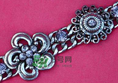 銀手鐲帶哪只手好？銀手鐲女性戴哪只手？