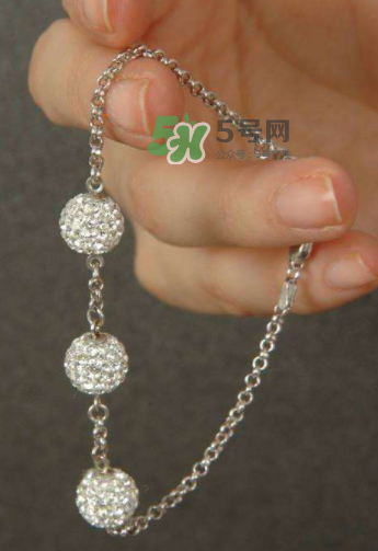 銀手鐲帶哪只手好？銀手鐲女性戴哪只手？