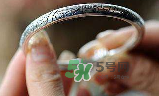 銀手鐲可以刮痧嗎？怎么用銀手鐲刮痧？