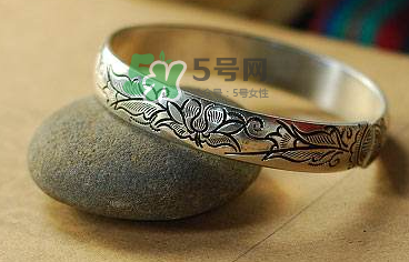 銀手鐲可以刮痧嗎？怎么用銀手鐲刮痧？