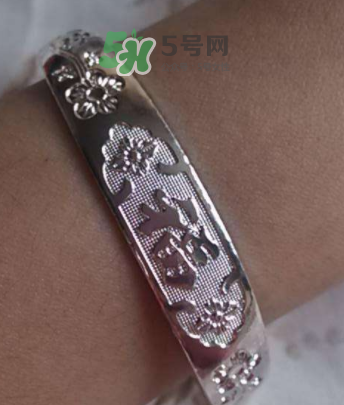 銀手鐲可以刮痧嗎？怎么用銀手鐲刮痧？