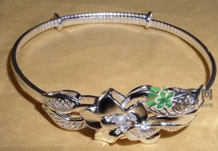 銀手鐲可以用牙膏洗嗎？銀手鐲可以用什么洗？