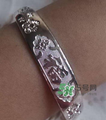 銀手鐲可以用牙膏洗嗎？銀手鐲可以用什么洗？