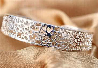 銀手鐲帶哪只手好？銀手鐲女性戴哪只手？