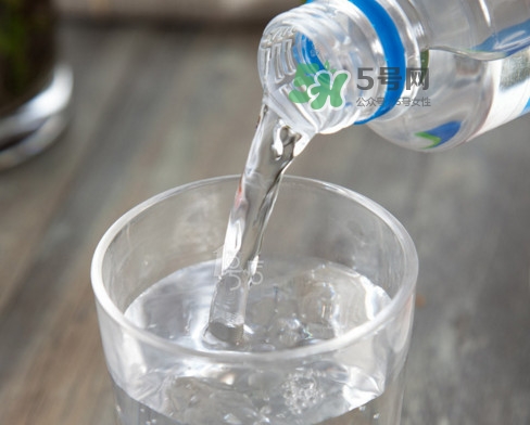 蘇打水可以治痛風(fēng)嗎？蘇打水可以降尿酸嗎