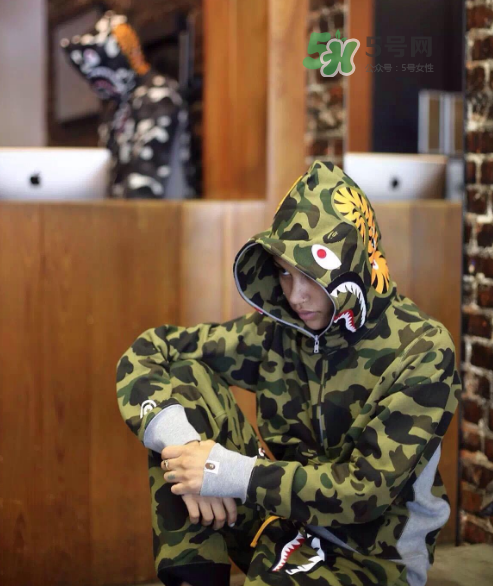 a bathing ape彩色鯊魚衛(wèi)衣多少錢？bape彩色迷彩鯊魚外套價格