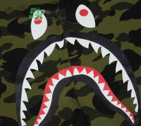 a bathing ape彩色鯊魚衛(wèi)衣多少錢？bape彩色迷彩鯊魚外套價格