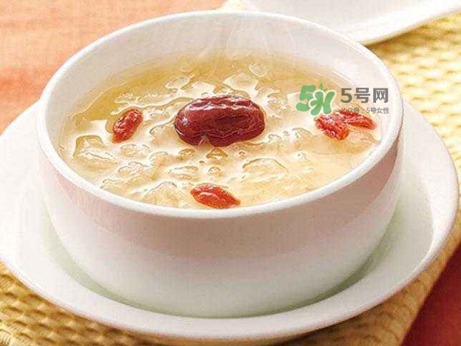 燕窩和銀耳的功效一樣嗎？燕窩和銀耳的區(qū)別？