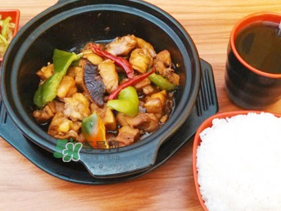 黃燜雞米飯多少錢一份？黃燜雞米飯?zhí)攸c(diǎn)是什么