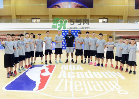 科懷倫納德中國行穿的球鞋是什么牌子？科懷倫納德中國行同款鞋子