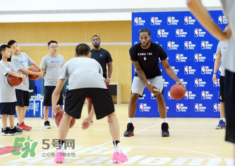 科懷倫納德中國行穿的球鞋是什么牌子？科懷倫納德中國行同款鞋子