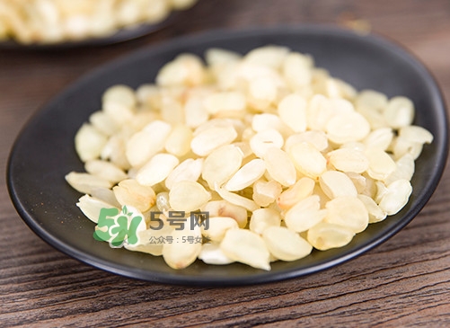 皂角米可以用熱水泡嗎？皂角米用冷水泡好還是熱水泡好