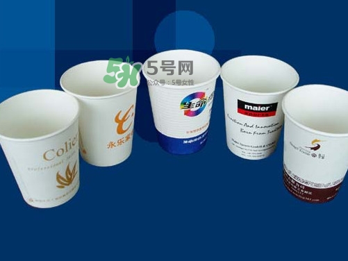一次性紙杯可以裝開水嗎？能不能用一次性紙杯喝熱水？