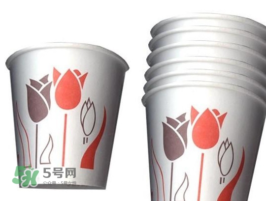 一次性紙杯可以裝開水嗎？能不能用一次性紙杯喝熱水？
