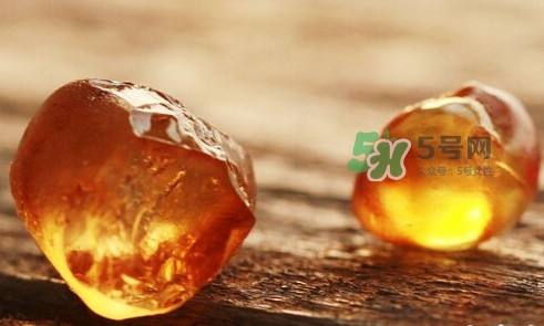 桃膠什么顏色的好？桃膠顏色深色好還是淺色好