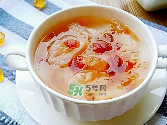 煮桃膠放冰糖還是紅糖？桃膠放鍋里要煮多久能吃