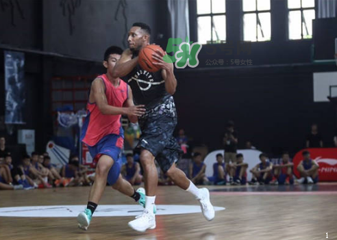 2017埃文特納中國行上腳穿的球鞋是什么牌子_哪個(gè)型號？