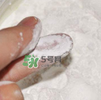 寶寶用爽身粉有危害嗎？爽身粉對寶寶有什么危害？