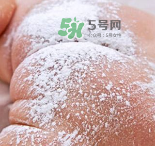 寶寶用爽身粉有危害嗎？爽身粉對寶寶有什么危害？