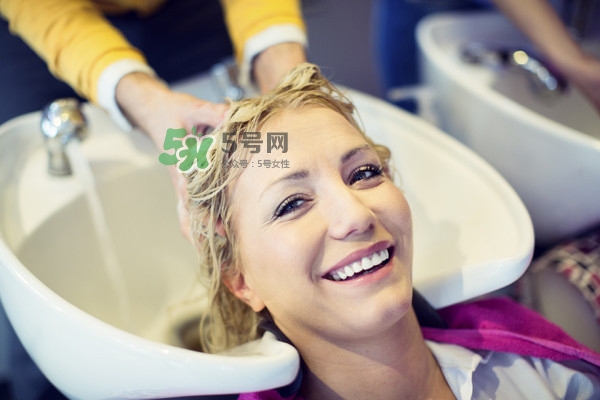 孕期洗頭能用吹風(fēng)機(jī)嗎？孕期洗頭姿勢(shì)