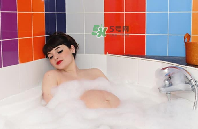 孕晚期洗澡可以搓肚子嗎？孕晚期洗澡注意事項