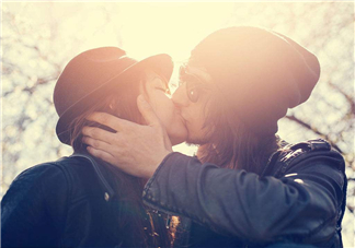 不說話只接5次吻會(huì)相愛嗎？陌生男女只接5次吻就會(huì)相愛嗎？