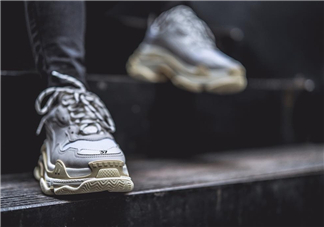 balenciaga triple s上腳效果怎么樣？巴黎世家復(fù)古訓(xùn)練鞋上腳