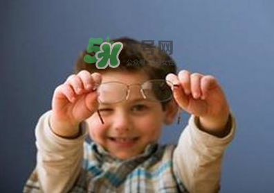 寶寶愛看電視怎么辦？寶寶愛看電視對眼睛有影響嗎？