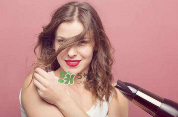 頭發(fā)出油是什么原因？頭發(fā)出油怎么辦？