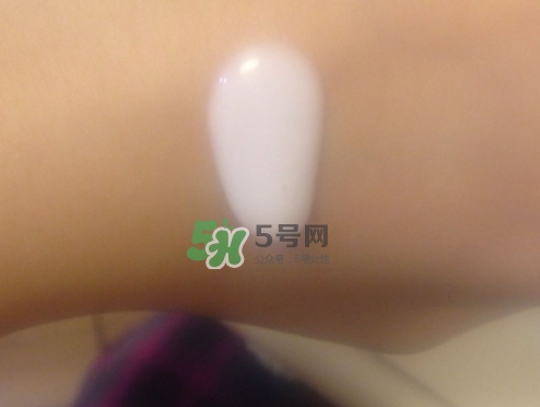 olay玉蘭油小白瓶小綠瓶哪個好？olay小白瓶小綠瓶區(qū)別