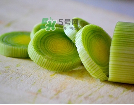 大蔥怎么切不辣眼睛？大蔥怎么做好吃