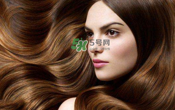 頭發(fā)出油是什么原因？頭發(fā)出油怎么辦？