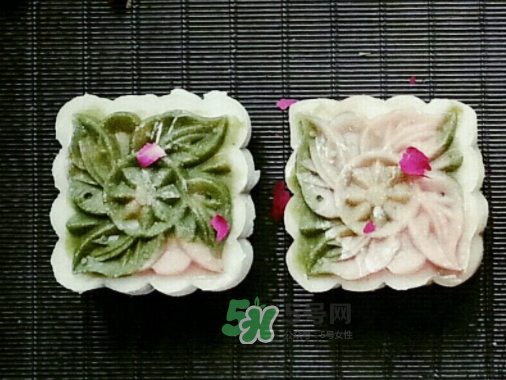 冰皮月餅皮太黏怎么辦？冰皮月餅粘手怎么回事？