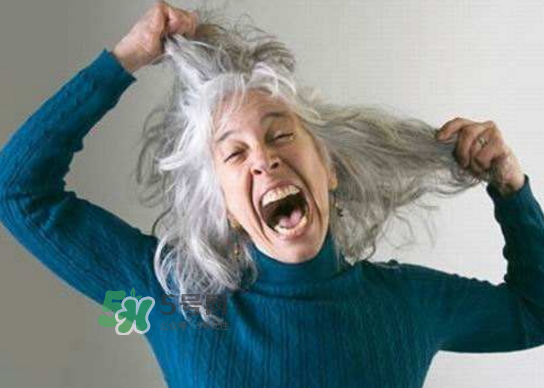 頭發(fā)白是什么原因引起的？頭發(fā)白吃什么能變黑？