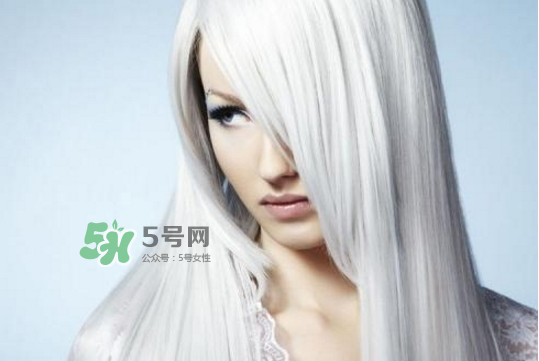 頭發(fā)白是什么原因引起的？頭發(fā)白吃什么能變黑？