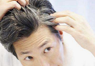 頭發(fā)白是什么原因引起的？頭發(fā)白吃什么能變黑？