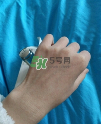 olay淡斑小白瓶和olay光感小白瓶哪個好？