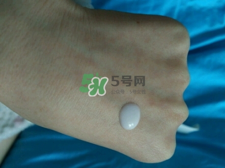 olay淡斑小白瓶和olay光感小白瓶哪個好？