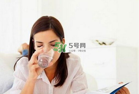 喝水就想小便是什么原因？喝水尿頻怎么辦？