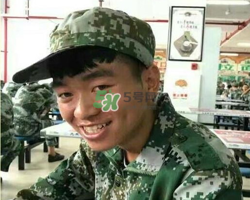 神似王寶強(qiáng)大一新生是誰(shuí)？神似王寶強(qiáng)大一新生叫什么名字？