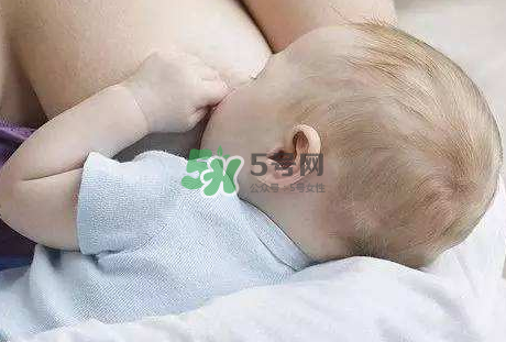 母乳喂養(yǎng)會積食嗎？純母乳喂養(yǎng)的寶寶會積食嗎？