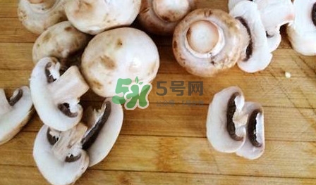 口蘑里面是黑色正常嗎？口蘑需要焯水嗎